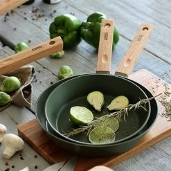 Poêle Ector Induction Aluminium Revêtu Manche En Bois 20 Cm Vert -Fine Kitchenware 108019 2 1 Poele Ector induction aluminium revetu manche en bois 20 cm vert Ogo