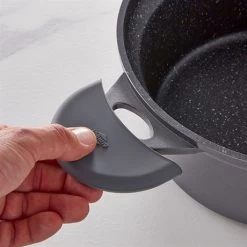 Lot Faitout Dur Comme La Pierre 28 Cm Et 2 Maniques En Silicone -Fine Kitchenware 111078 3 1 Lot faitout Dur comme la pierre 28 cm et 2 maniques en silicone Mathon