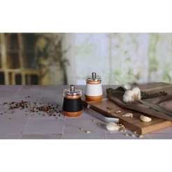 Moulin à Poivre En Bois Effet Cuir Noir -Fine Kitchenware 200029 3 1 Moulin a poivre en bois effet cuir noir Ogo