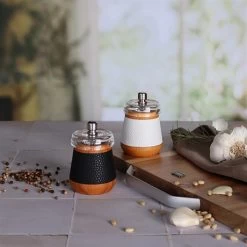 Moulin à Sel En Bois Effet Cuir Blanc -Fine Kitchenware 200030 2 1 Moulin a sel en bois effet cuir blanc Ogo