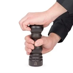 Peugeot Moulin à Sel Paris 18 Cm Marron -Fine Kitchenware 20112 2 1 Moulin a sel Paris 18 cm marron Peugeot