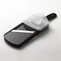 Kyocera Mandoline Réglable Avec Protège Doigts Noir -Fine Kitchenware 42804 1 4 Mandoline reglable avec protege doigts noir Kyocera