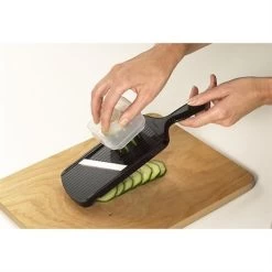 Kyocera Mandoline Réglable Avec Protège Doigts Noir -Fine Kitchenware 42804 2 4 Mandoline reglable avec protege doigts noir Kyocera