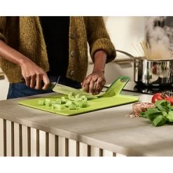 Joseph Joseph Planche à Découper Pliable Chop2pot Plus Verte -Fine Kitchenware 450022 3 1 Planche a decouper pliable Chop2pot Plus verte Joseph Joseph