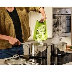 Joseph Joseph Planche à Découper Pliable Chop2pot Plus Verte -Fine Kitchenware 450022 4 1 Planche a decouper pliable Chop2pot Plus verte Joseph Joseph