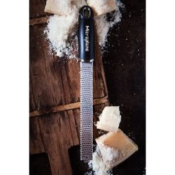 Microplane Râpe Zesteur Premium Classic Noire -Fine Kitchenware 47071 1 1 Rape zesteur Premium Classic noire Microplane