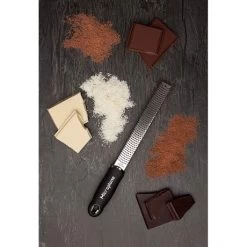 Microplane Râpe Zesteur Premium Classic Noire -Fine Kitchenware 47071 2 1 Rape zesteur Premium Classic noire Microplane