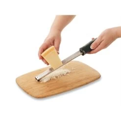 Microplane Râpe Zesteur Premium Classic Noire -Fine Kitchenware 47071 4 1 Rape zesteur Premium Classic noire Microplane