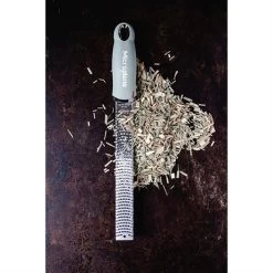 Microplane Zesteur Premium Classic Râpe Vert Sauge -Fine Kitchenware 478030 2 1 Zesteur Premium Classic rape vert sauge Microplane