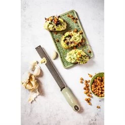 Microplane Zesteur Premium Classic Râpe Vert Sauge -Fine Kitchenware 478030 3 1 Zesteur Premium Classic rape vert sauge Microplane